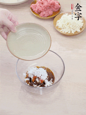 熱油起鍋，五花肉煸出油脂，表面微微發(fā)黃。