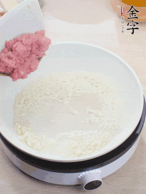 下火腿片、筍干均勻翻炒后，加2勺料酒、適量清水。