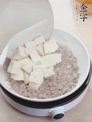 蓋蓋燉煮20分鐘后，加腐皮，撒一點枸杞。