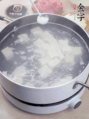 豆腐切成大小均勻正方體，鍋內(nèi)放水，加一點(diǎn)鹽焯水10秒。