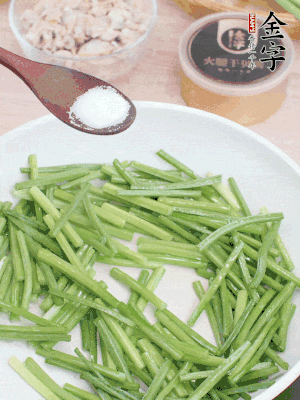 起鍋熱油，下韭菜苔炒至變色。加少許鹽。