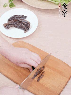 金字醬油肉下鍋煮10分鐘，切薄片。
