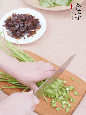 空心菜摘掉葉子，菜梗切成丁。