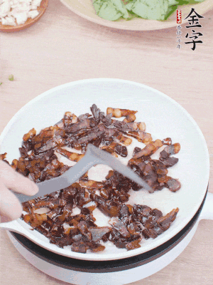 起鍋熱油，煸香醬油肉，撥拉到一邊。