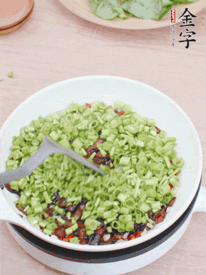 下菜梗翻炒，混合醬油肉。
