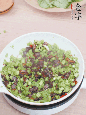 1勺生抽、1勺蠔油、1點(diǎn)點(diǎn)白糖調(diào)味。