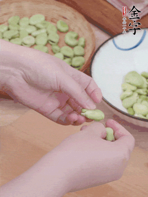 蠶豆剝殼，去掉豆衣，切碎。