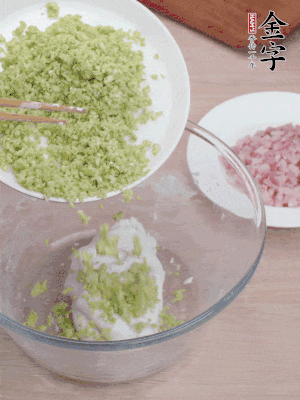 糯米粉邊揉邊加水，成團(tuán)后揉進(jìn)蠶豆、咸肉。