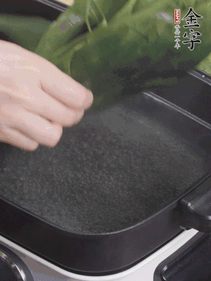 粽葉入沸水煮1分鐘，翻面再煮1分鐘，清洗干凈加水浸泡。