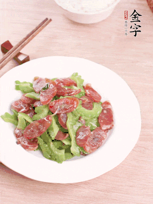 一小撮糖調(diào)味。