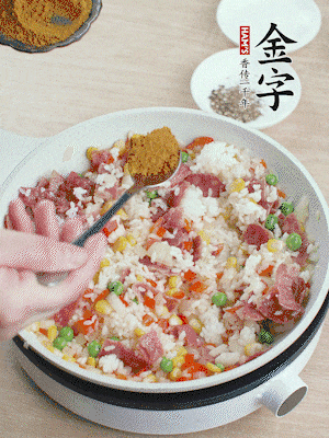 1勺咖喱粉、1/2勺鹽，少許黑胡椒碎炒均。