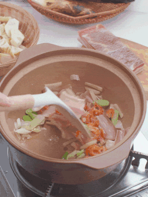 砂鍋中倒入油，放入姜片、蔥段、咸肉、海米炒出香味。