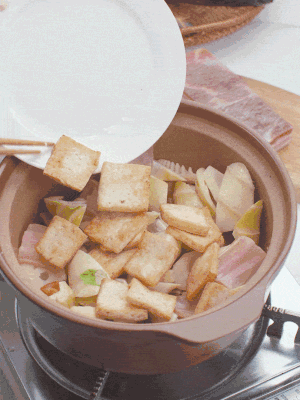 依次下春筍、豆腐，開水沒過食材。