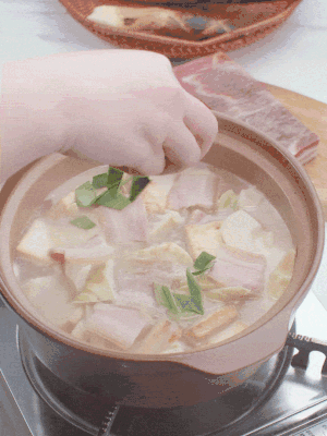 一小撮鹽、糖、雞精調(diào)味，最后撒點(diǎn)蒜葉點(diǎn)綴。