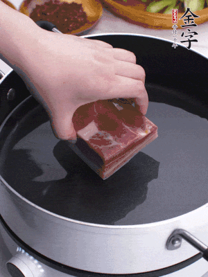 金字淡咸肉冷水入鍋煮15分鐘。
