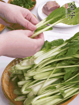 小青菜掰成一片片。