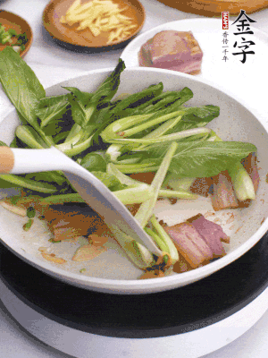 下小青菜翻炒，菜梆子變軟時(shí)，撒一點(diǎn)鹽、雞精調(diào)味。