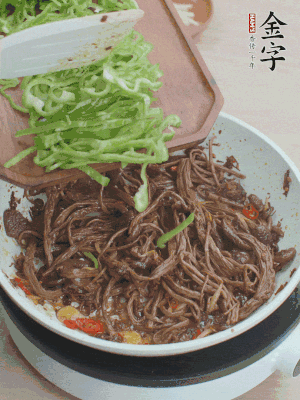 水分煸干，下青椒絲快炒1分鐘。