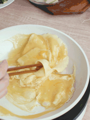 油6成熱時，下雞蛋液，邊緣凝固時翻拌成塊狀。