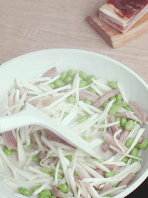 下茭白絲、青豆翻炒。