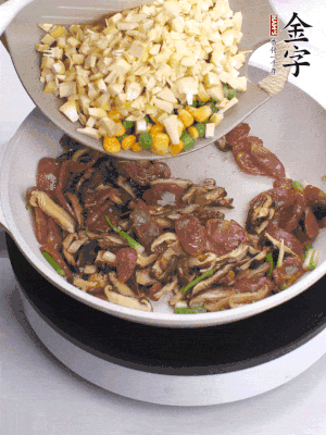 鍋里熱油，爆香蔥白，下香腸片炒至微微出油，加時蔬粒、香菇粒、春筍粒翻炒均勻。