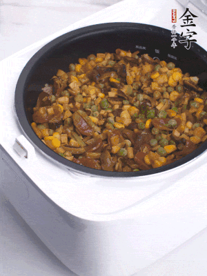 電飯煲按煮飯鍵，出鍋撒蔥花。