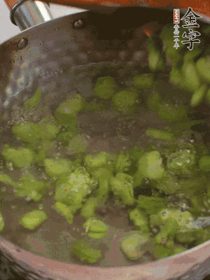 鍋中水沸，放一撮鹽，下蠶豆豆瓣焯3分鐘，下百合，3秒撈出，一起撈出瀝水。