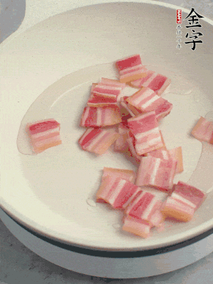 鍋中少許油，金字淡咸肉煸香。