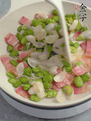 放蠶豆豆瓣、百合炒勻。