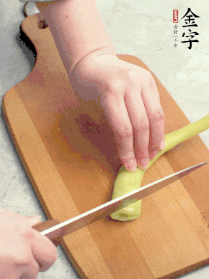 蔥切段，姜切絲，辣椒斜切成塊。