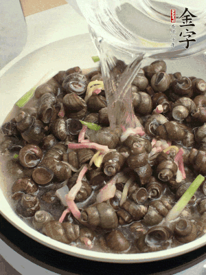 倒處理干凈的螺螄翻炒，加3勺料酒。加清水蓋過(guò)螺螄，中火蓋蓋煮5分鐘。
