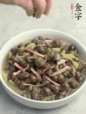 出鍋，撒點(diǎn)蔥花。