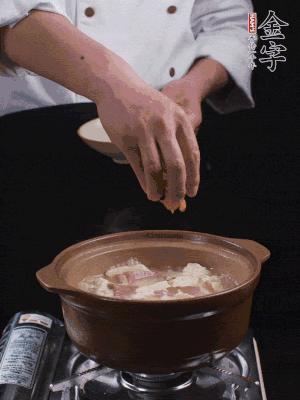 下蝦仁干，煮5分鐘。撒蒜葉，煮1分鐘。