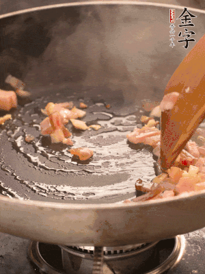 熱油爆香大蒜粒，煸香咸肉丁，淋一勺黃酒調(diào)味。