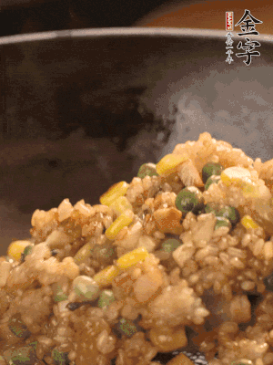 再下糯米，1勺蠔油、2勺生抽調(diào)味翻炒均勻。