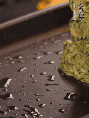 熱鍋擦一下油，下面糊攤平。