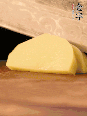 土豆去皮切丁。水開后，放入鍋中煮2-3分鐘，撈出瀝干水分。