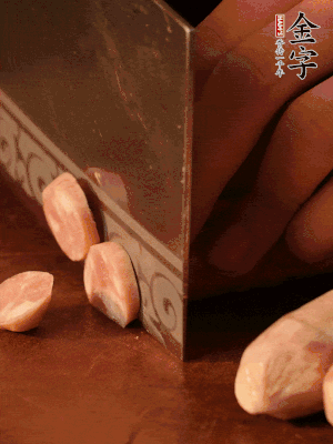 金字烤腸切圓片。