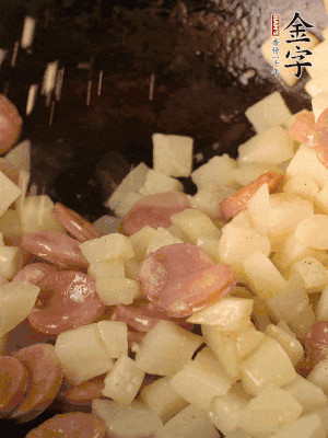 再放烤腸片煎熟。撒點鹽、孜然粉、辣椒面。