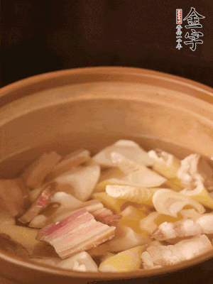 春筍、咸肉、咸肉一起入砂鍋，加姜片、料酒、清水大火煮沸到湯色變白。轉小火慢篤半小時。