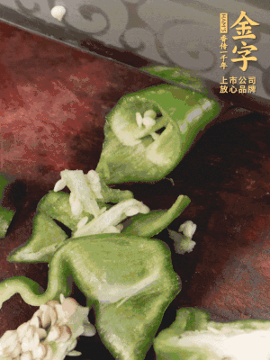 辣椒洗凈斜切成段，蒜切片。