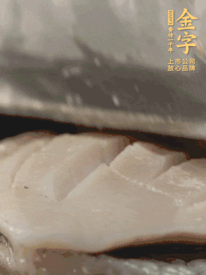 鮑魚用勺子撬出來，去掉內臟和牙齒，加面粉、白醋、鹽、啤酒抓一下，清水洗凈，切花刀。