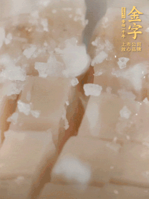 鮑魚中加點鹽、蠔油抓拌一下。
