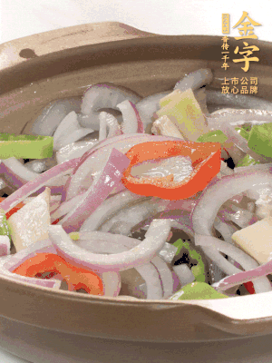 砂鍋底鋪上香菜，放上料頭，再放上焯過水的鮑魚殼。