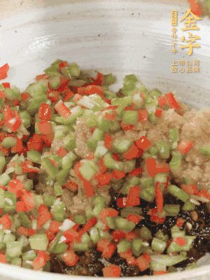 XO醬、蒜蓉醬、青紅椒粒攪拌成醬料。