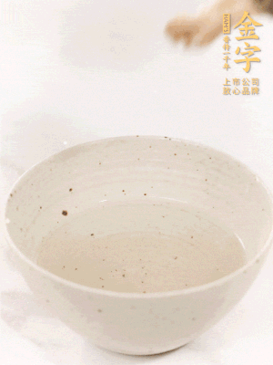 羊肚菌流水洗凈2遍后，溫水泡發(fā)15-20分鐘。
