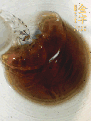 黃酒中加清水、蒸魚豉油、白砂糖混合均勻。