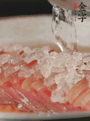 依舊放上冰糖100g、黃酒100g、水200g，鍋中再蒸15分鐘。