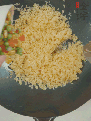 下豌豆粒、胡蘿卜粒、玉米粒。（買現(xiàn)成冷凍的雜菜即可，非常方便）