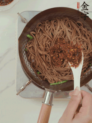 下蕎麥面，淋上少許醬油，加2勺金字火腿大師醬略翻炒即可。